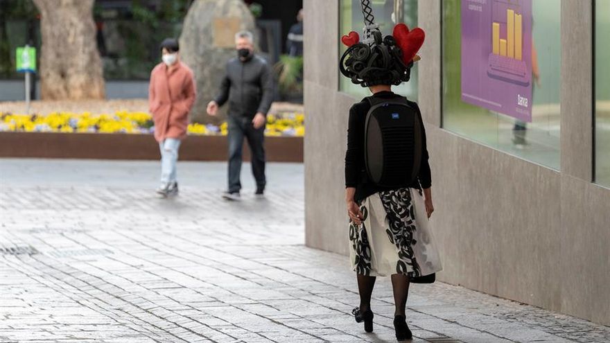 Hombre con peluca caminando por las calles tinerfeñas