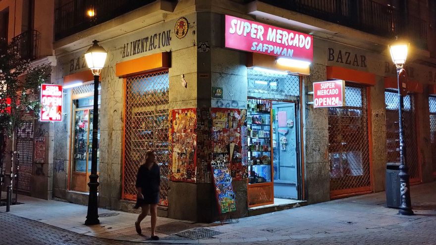 Las licorerías 24 horas invaden Malasaña por un hueco legal y ante la ausencia de límites del Ayuntamiento de Madrid