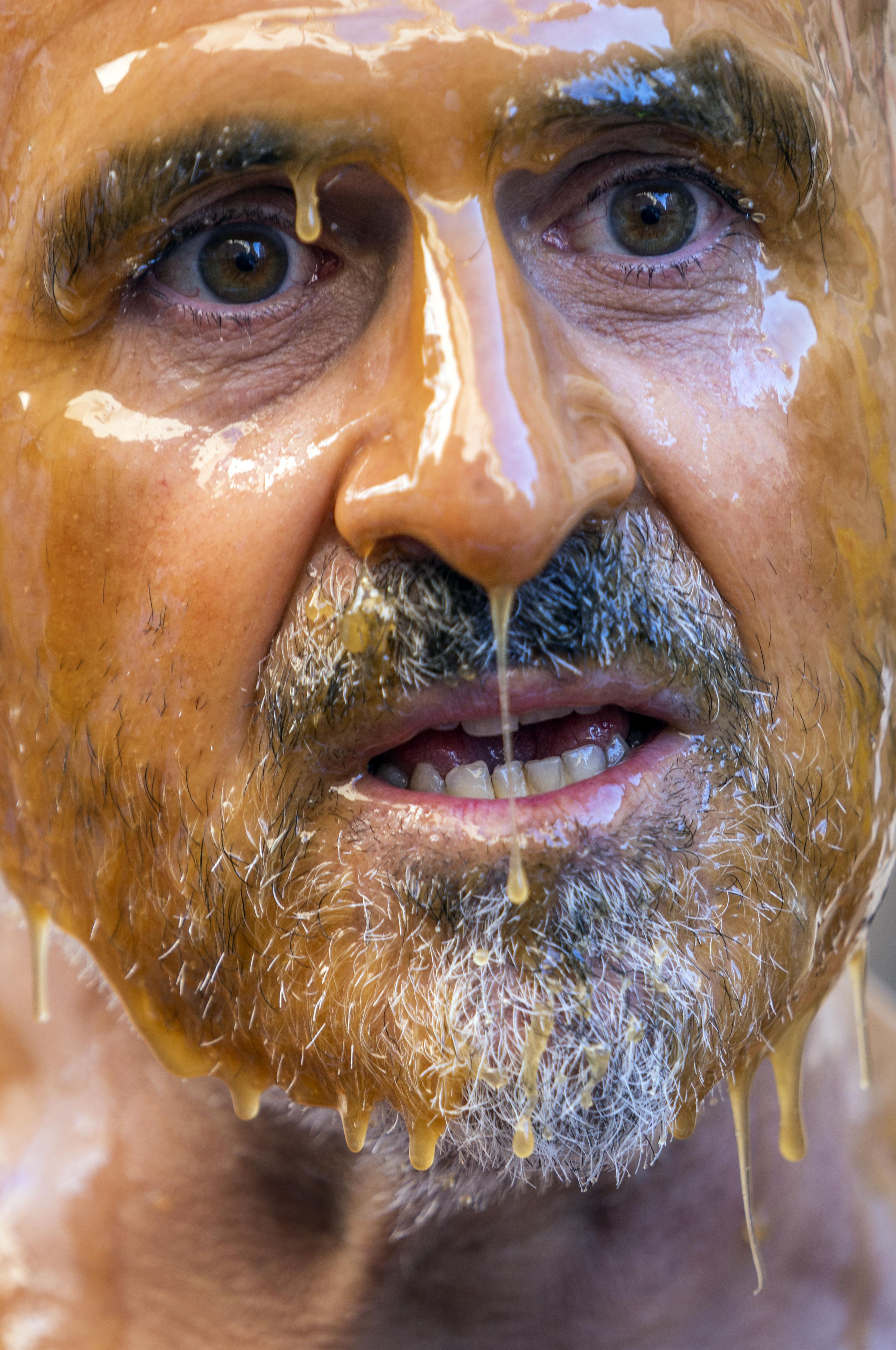 Un apicultor con la cara llena de miel durante una concentración de las organizaciones profesionales agrarias y entidades relacionadas con el sector apícola de la Comunitat Valenciana