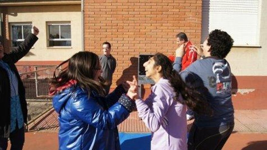 ...La sonrisa de los escolares es contagiosa y permanente.