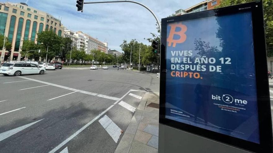 Bit2Me fue la empresa responsable de una gran campaña de publicidad que empaló Madrid durante el boom del bitcóin de los primeros meses de 2021. Fue uno de los primeros saltos de las criptomonedas a las calles españolas.