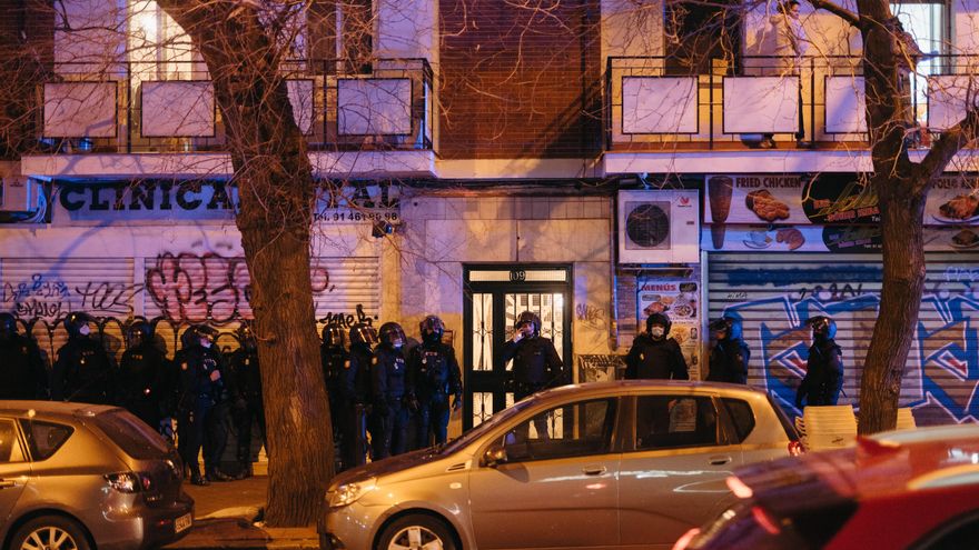 Un extenso grupo de antidisturbios a la puertas del edificio donde se ha producido el desahucio.