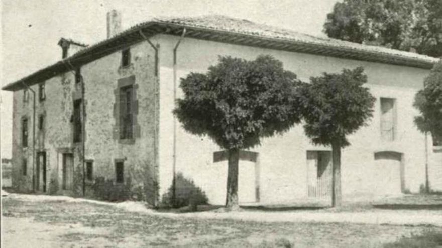 Etxezarra, en la fotografía tomada por Guinea que acompaña al artículo de Ortega en 'La Esfera'