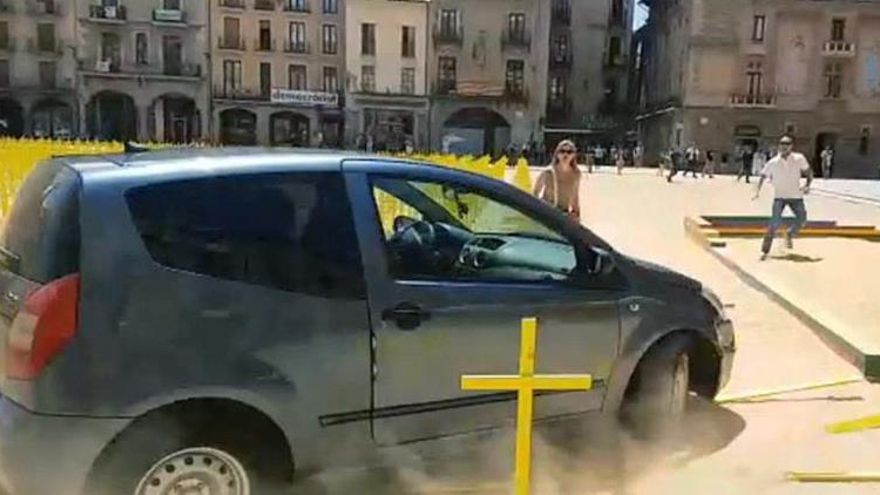 Vic denunciará por delito de odio al conductor que arrolló las cruces amarillas