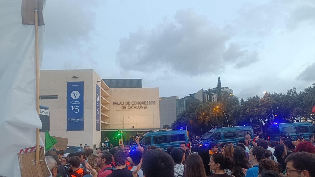 Miles de personas se concentran en Barcelona para exigir a Pedro Sánchez que apruebe el 'decreto Maricarmen': "No queremos migas"