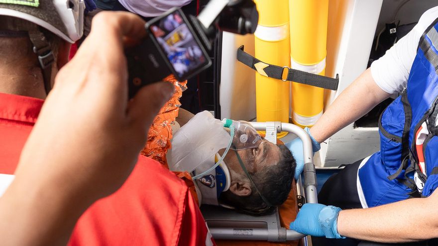 Integrantes de cuerpos de rescate realizan operaciones de búsqueda en edificaciones afectadas, en Caracas. 