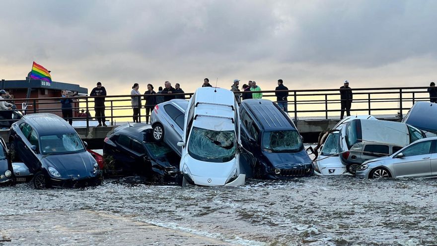 Una lluvia torrencial inunda Cadaqués y arrastra una treintena de coches por la rambla