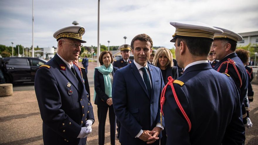 Emmanuel Macron durante una visita al hospital milital Percy en Clamart.