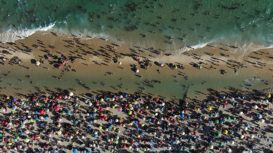 Fotografía tomada con dron que muestra a miles de personas sin mantener distancia en la playa de Ipanema hoy, en Río de Janeiro (Brasil). EFE/Antonio Lacerda