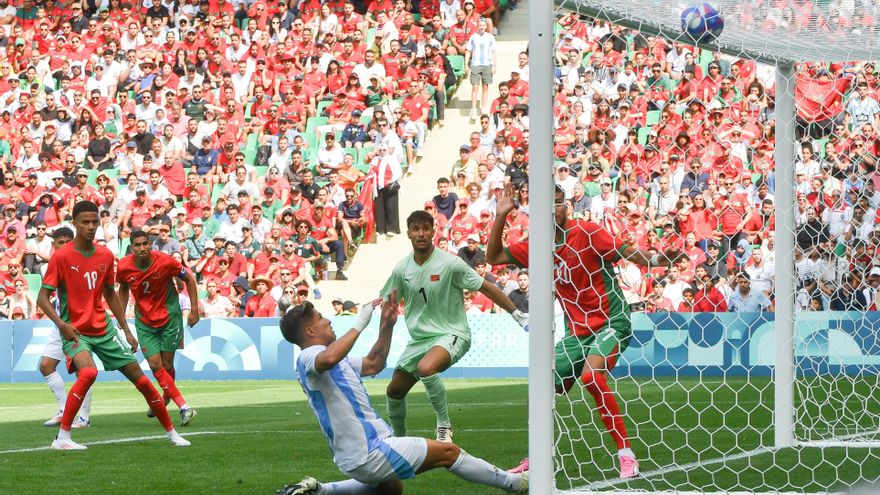 En un partido inédito, Argentina perdió ante Marruecos con un gol anulado por el VAR dos horas después de finalizado
