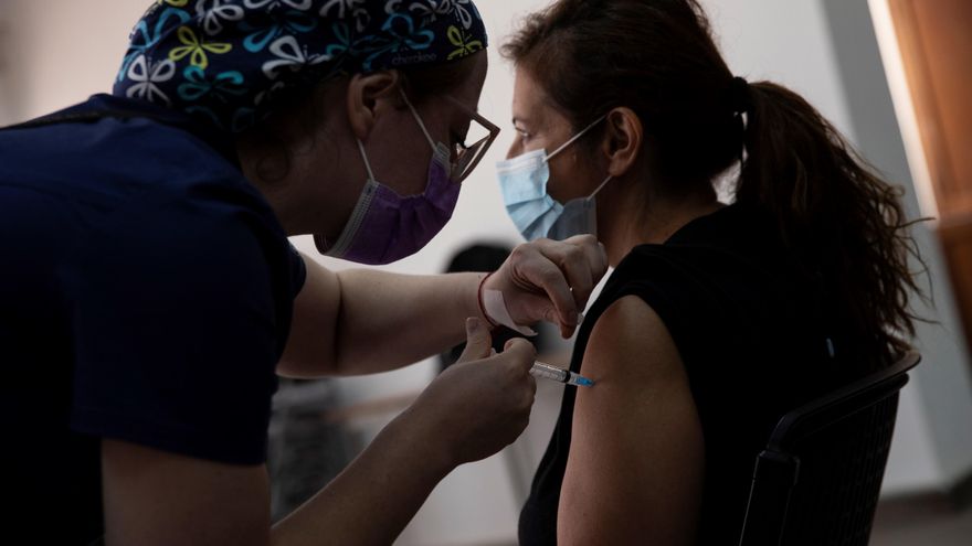 Una enfermera administra una dosis de la vacuna china del laboratorio Sinovac contra la covid-19 a una mujer, en un centro de vacunación en Santiago (Chile). EFE/Alberto Valdés/Archivo