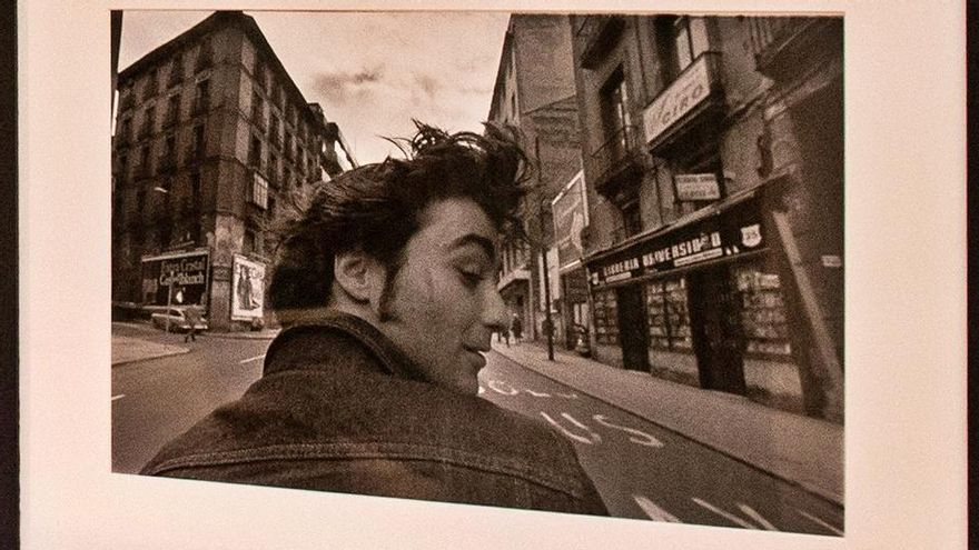 La fotografía de Alberto García-Alix destacada por Sabino Méndez, en la exposición sobre La Movida