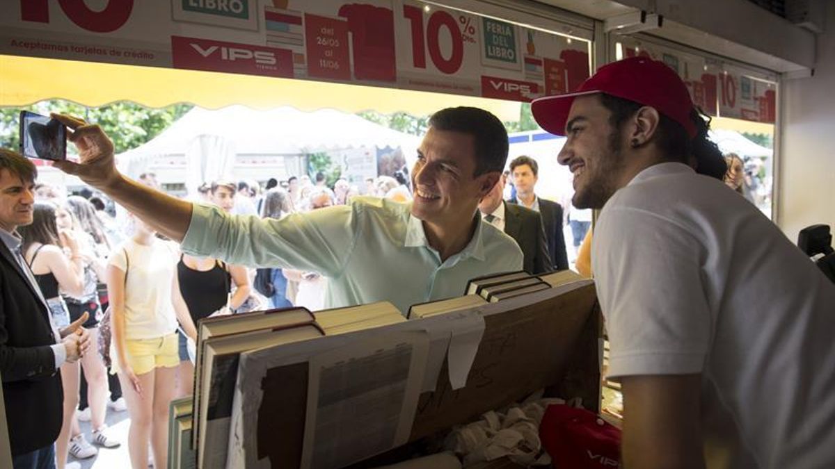 Pedro Sánchez en la feria del libro de Madrid.