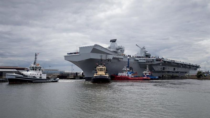 Zarpa el HMS "Queen Elizabeth", el mayor portaaviones de la Marina británica