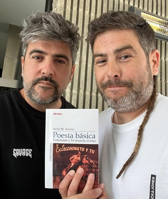 Los hermanos Muñoz con un libro sobre la poesía de Robe Iniesta