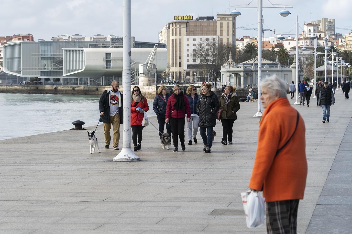 Pocas personas se han animado a pasear hoy por la capital cántabra. | JOAQUÍN GÓMEZ SASTRE