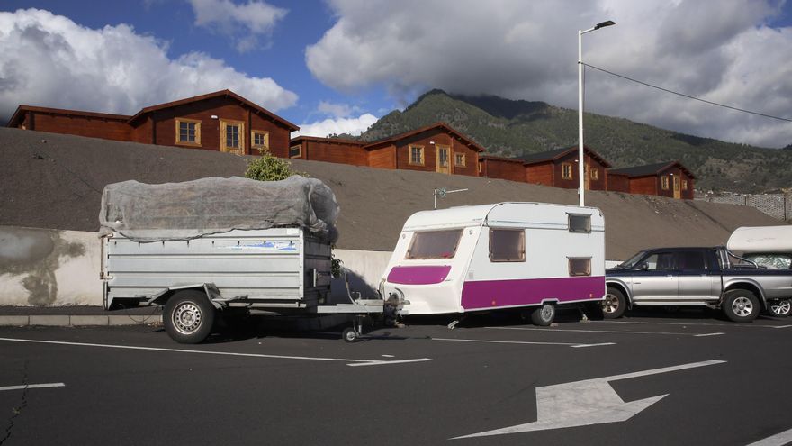 Las viviendas instaladas por el Gobierno para los damnificados por el volcán junto a una de las caravanas donde viven palmeros que han perdido su casa por la erupción