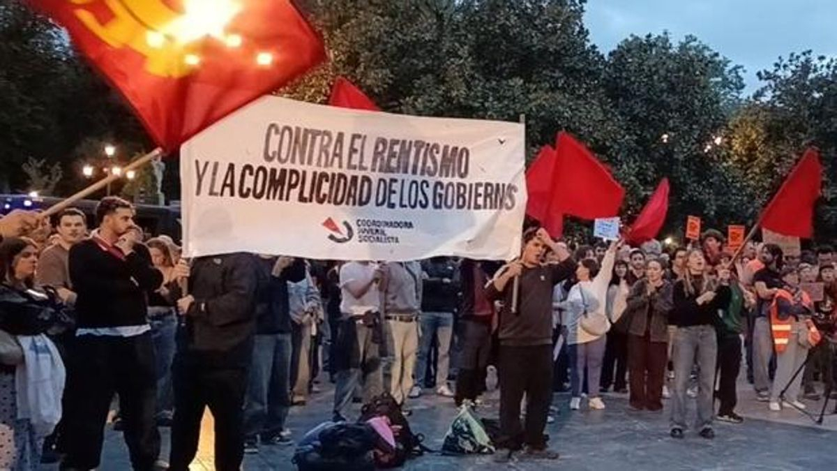 Decenas de personas salen a la calle en Oviedo tras decaer los dos decretos: “Hay niños en la calle y no le importa a nadie”