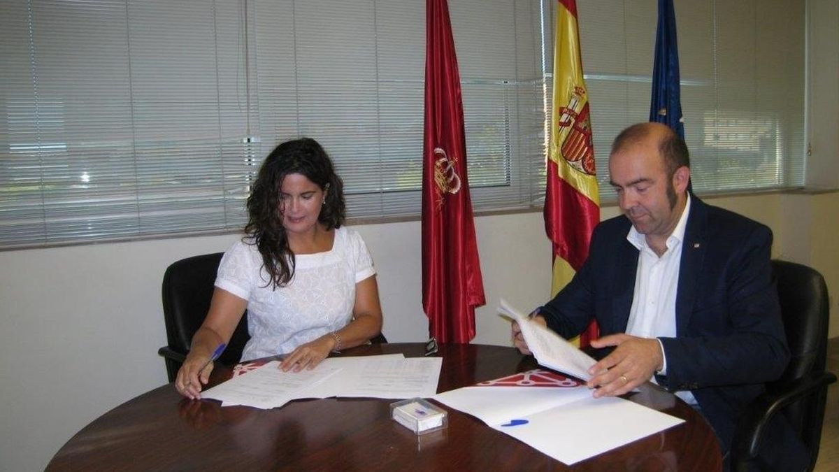 Un momento de la firma del convenio.