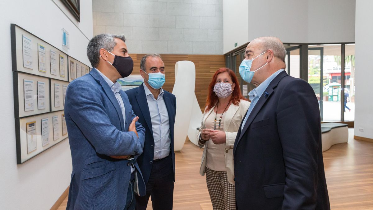 El vicepresidente y consejero de Universidades, Igualdad, Cultura y Deporte, Pablo Zuloaga, y el actor Antonio Resines, en la presentación del nuevo vídeo promocional de la campaña Cohorte Cantabria
