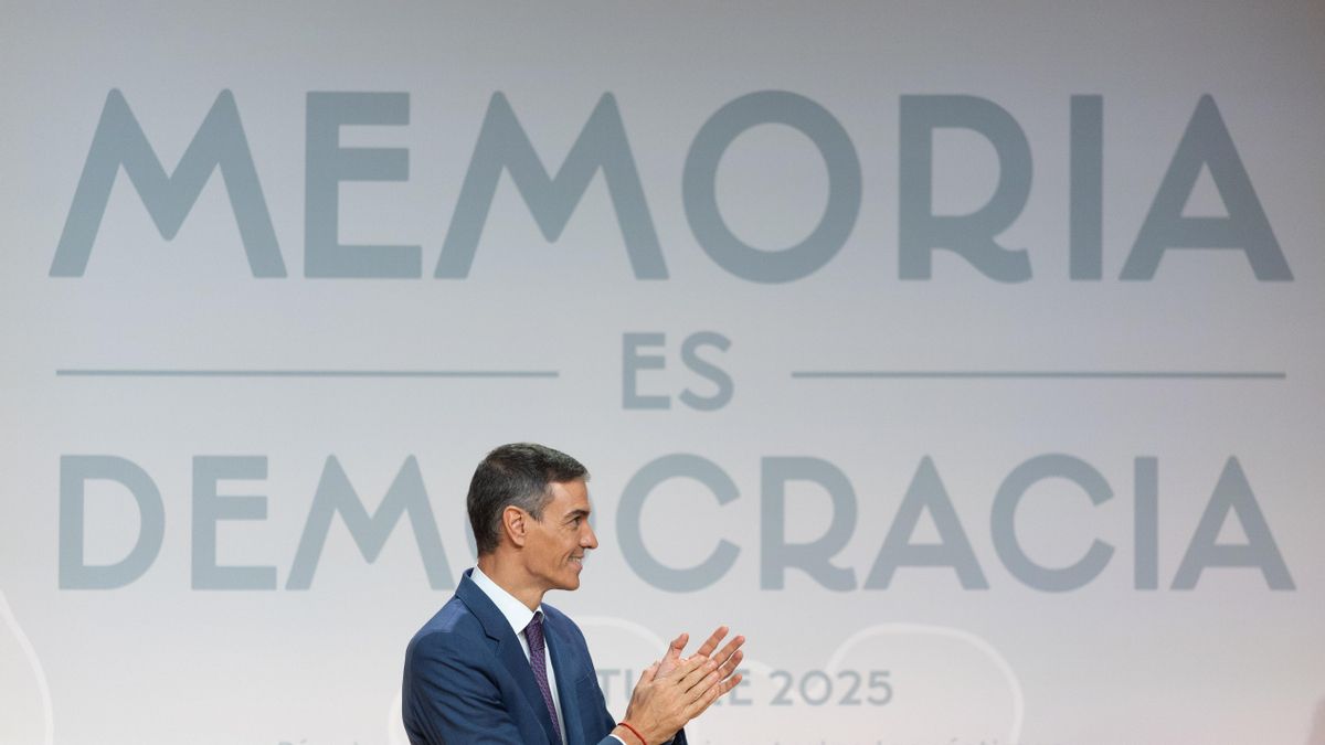 Pedro Sánchez durante un acto con motivo del 'Día de Recuerdo y Homenaje a todas las víctimas del golpe militar, la Guerra Civil y la Dictadura' en el Auditorio Nacional de Música.