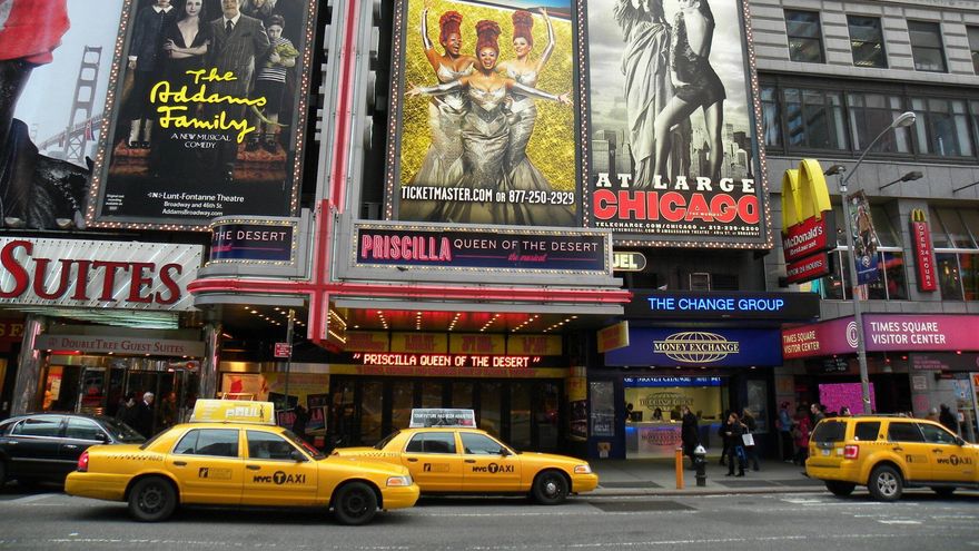 Fotografía de archivo de una vista general de la fachada del teatro Palace de Nueva York (EE.UU.), en Broadway.