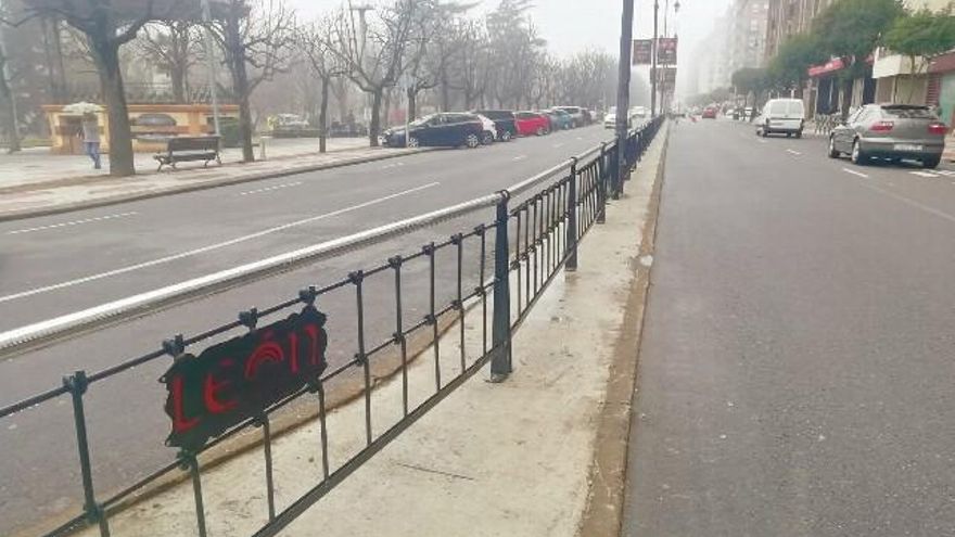 Recolocación, con reciclaje de la anterior, de la nueva valla en el boulevard de La Condesa.