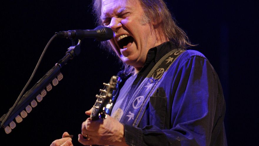 Neil Young no tocará en Glastonbury, uno de sus "festivales favoritos", por considerarlo "bajo control" de la BBC