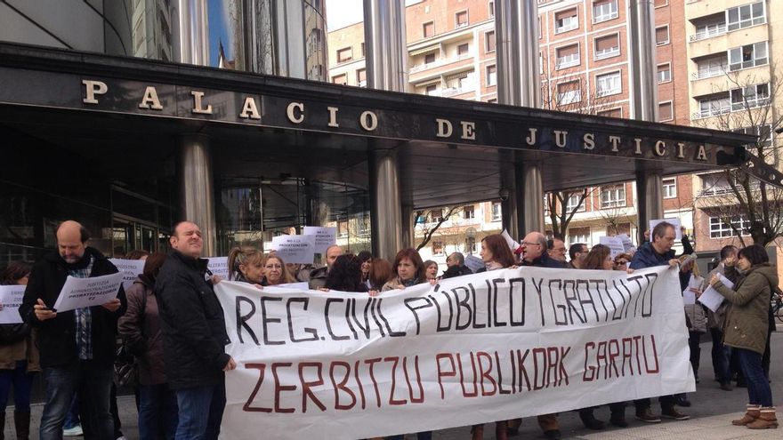 Funcionarios de la Administración de Justicia se manifiestan en Vitoria contra la privatización del registro civil.