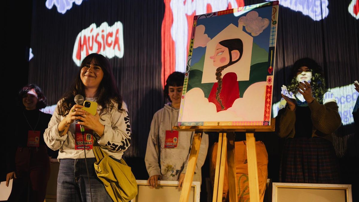 Celia Pandiella junto a una de sus obras.