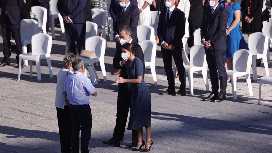 Los Reyes, Felipe VI y Letizia, conversan con asistentes en el acto de homenaje de Estado a las víctimas de la enfermedad por coronavirus y de reconocimiento al personal sanitario, en la plaza de la Armería del Palacio Real, a 15 de julio de 2021