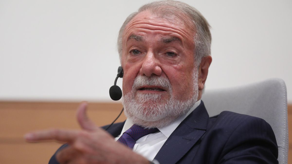 Archivo - El exministro de Interior Jaime Mayor Oreja imparte una sesión de liderazgo personal.