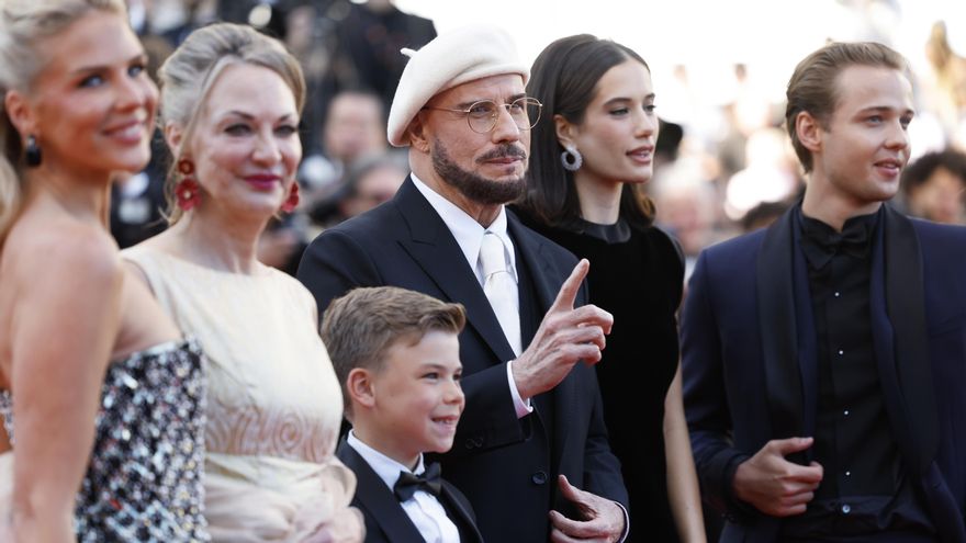 De izq. a dcha. Olga Hoffmann, Kelly B. Eviston, Clark Shotwell, John Travolta, Ella Bleu Travolta y Edouard Philipponnat durante el 79º Festival de Cine de Cannes. EFE/EPA/SEBASTIEN NOGIER