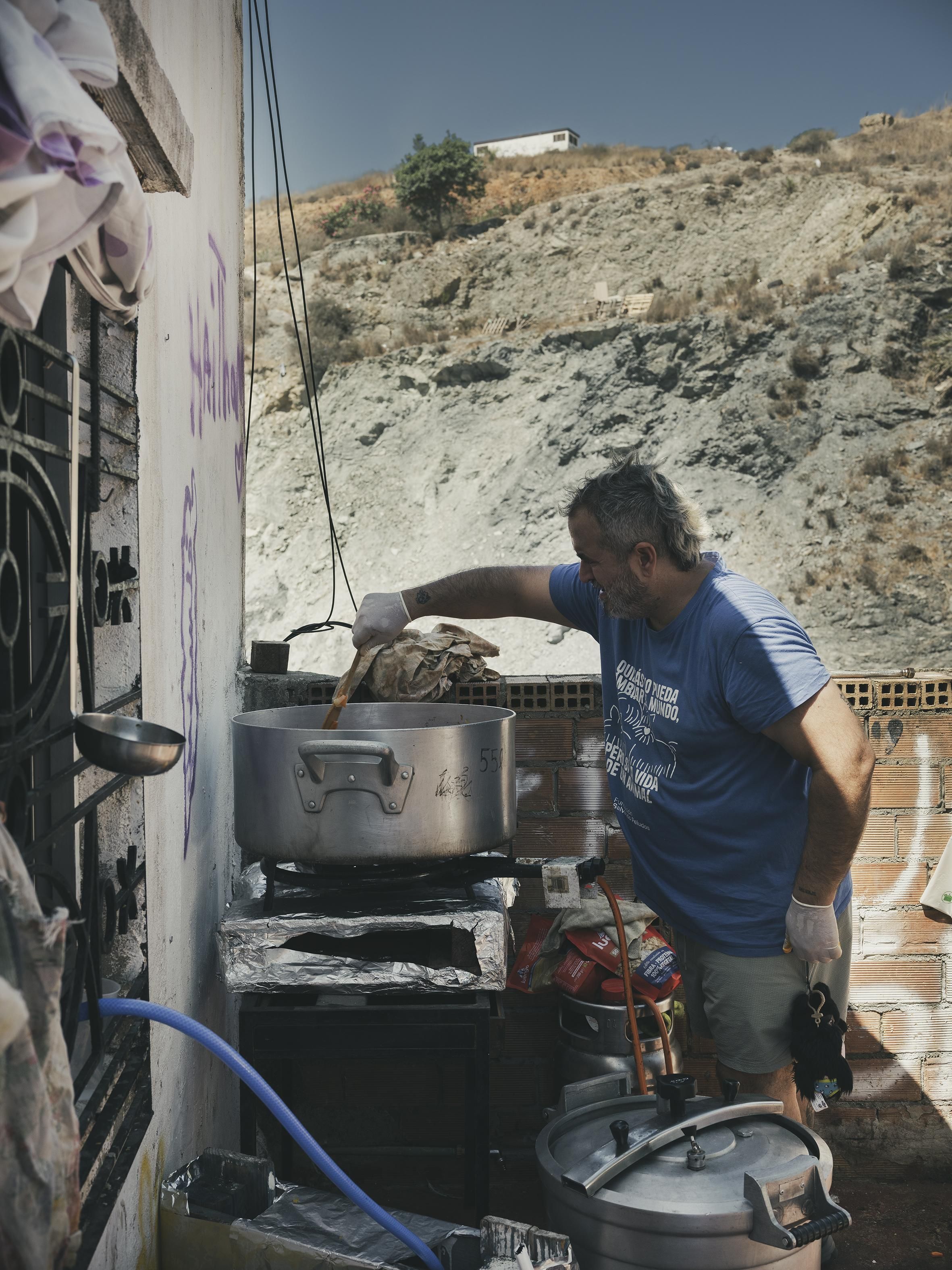 Fernando Sánchez Ocaña preparando comida vegana para alimentar en Ceuta a personas en situación de movilidad humana.