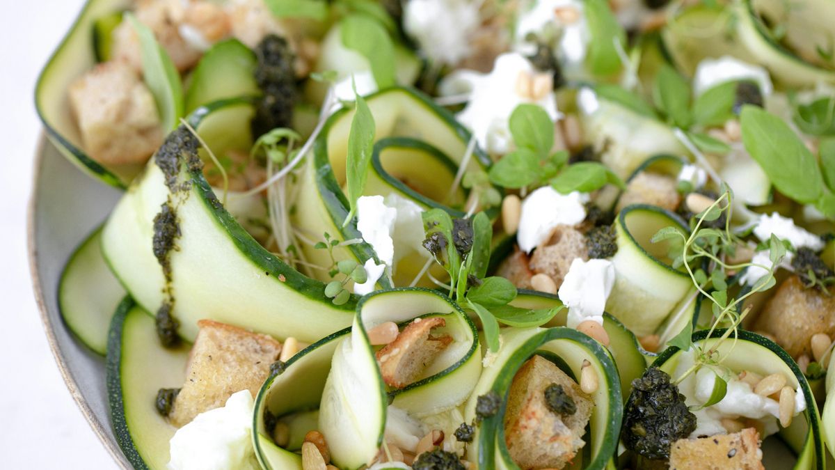 Con alcaparras, albahaca o frutos secos: guarniciones de calabacín para acompañar tus ensaladas este verano
