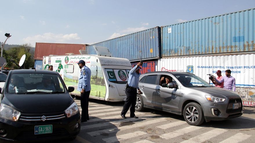 Detienen a cientos de opositores antes de la gran marcha de Khan en Pakistán