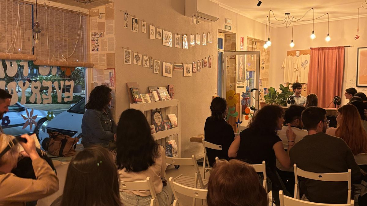 Manu Becket, librero: "Es un trabajo precario, pero las grandes plataformas no van a traer autores a pueblos pequeños"