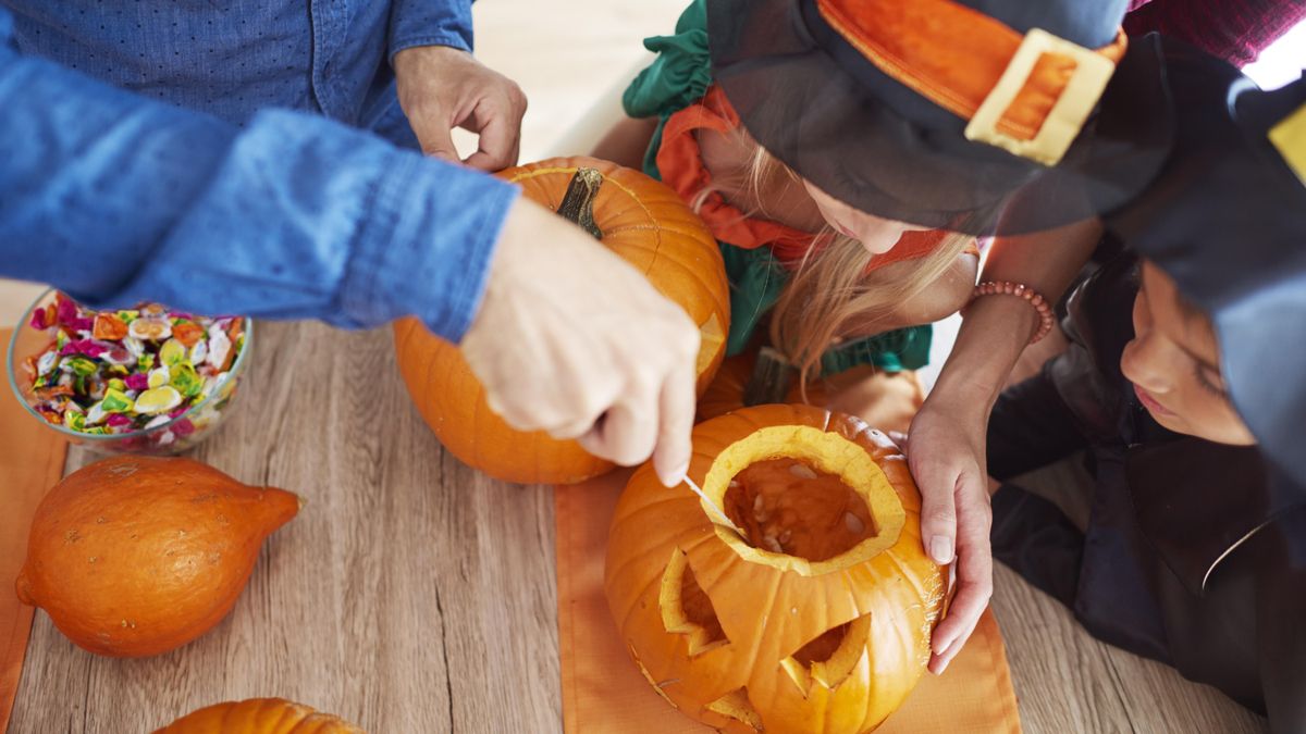 Decorando una calabaza en familia