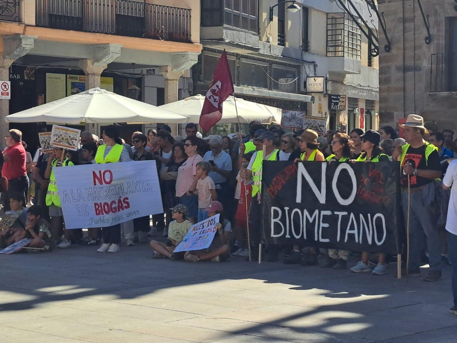 Nutrida protesta contra las plantas en Maragatería y otras comarcas frente al Ayuntamiento de Astorga.