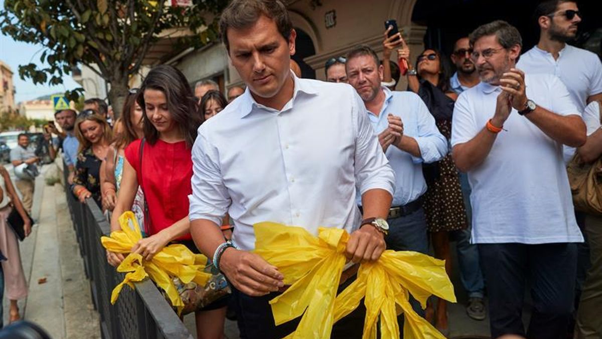 Albert Rivera e Inés Arrimadas quitan lazos amarillos en la localidad barcelonesa de Alella.