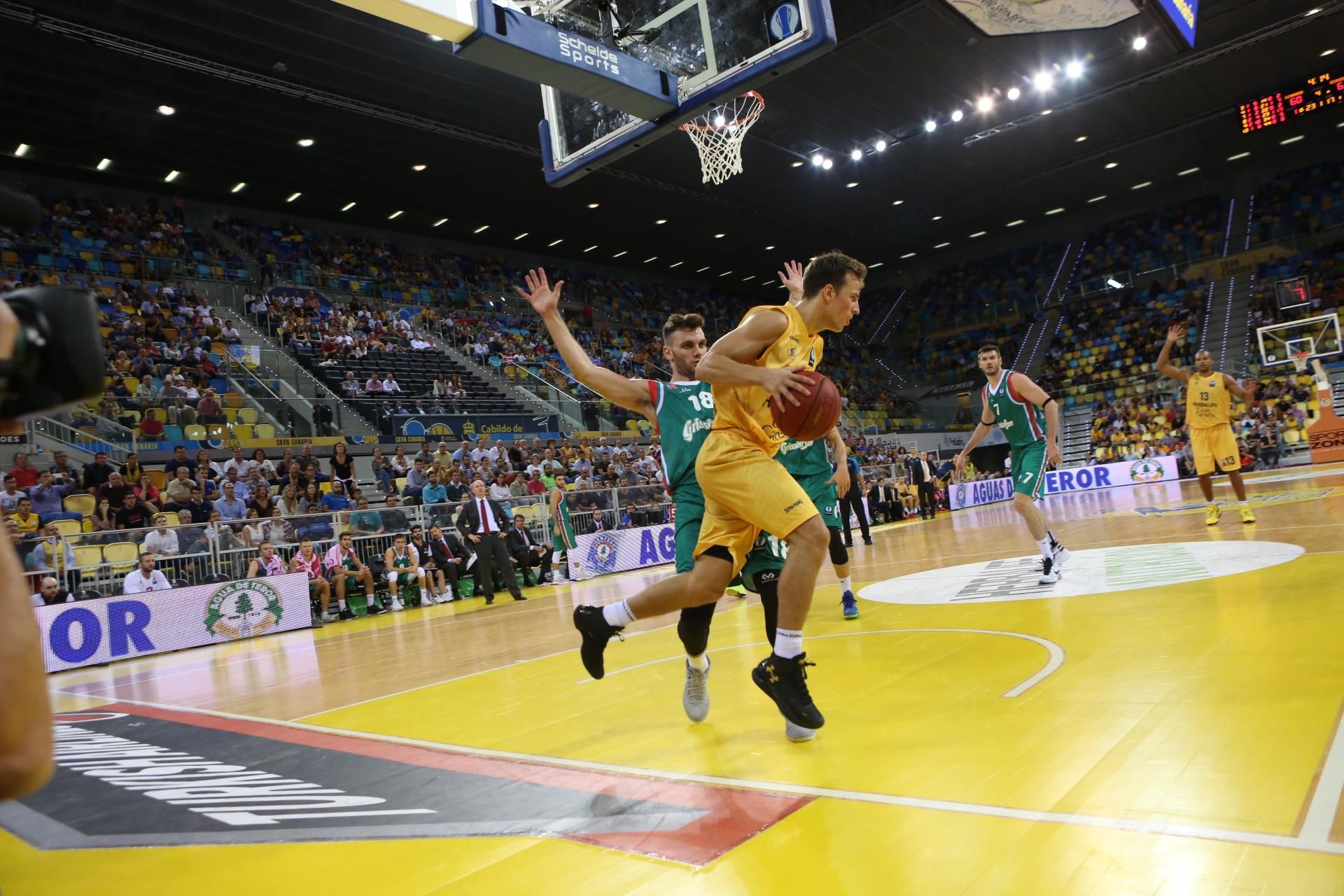 El base del Herbalife Gran Canaria, Kevin Pangos, robando el balón en defensa.
