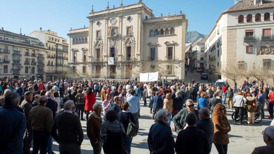 Concentración realizada por cientos de agricultores en la Plaza Santa María de Jaén, en defensa del sector y del olivar.