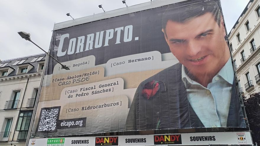 Hazte Oír despliega una lona frente al Congreso con una imagen de Pedro Sánchez acompañado del lema "Corrupto"