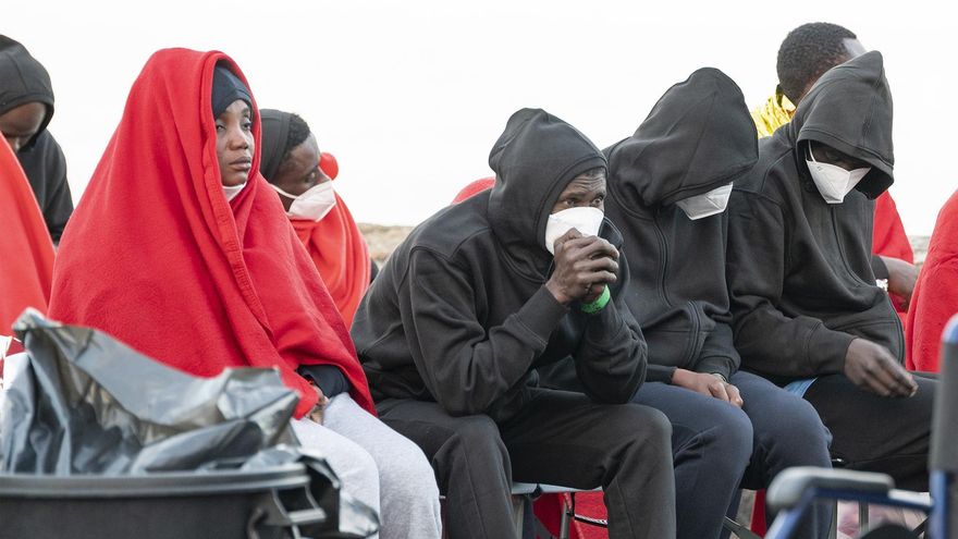 El fallecido en la patera rescatada cerca de Lanzarote estaba abrazado a un compañero en el fondo de la zódiac, que acumulaba 10 centímetros de agua