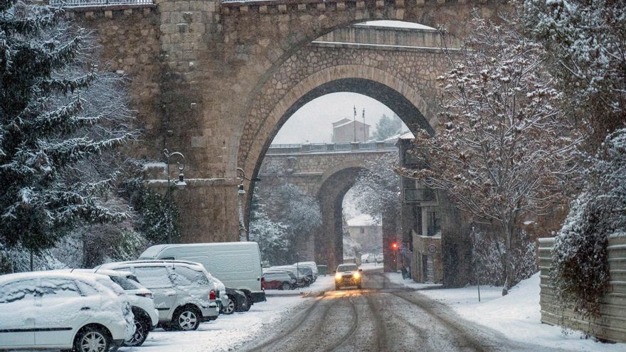 Un vehículo circula por una carretera con nieve, este jueves en Teruel. EFE/Antonio García