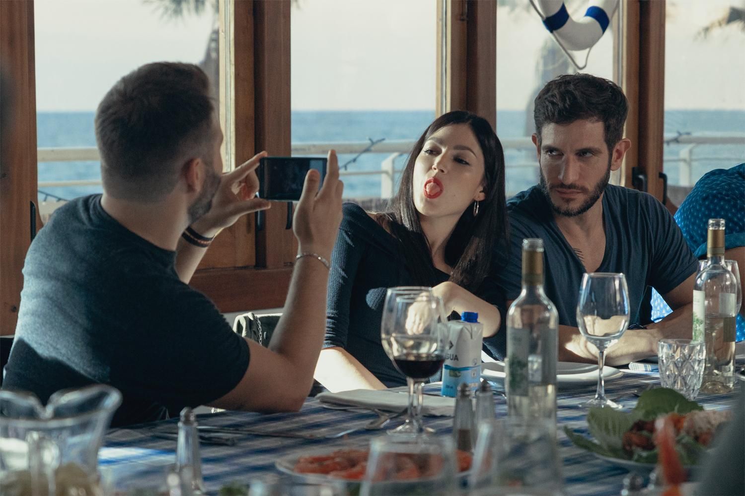 Úrsula Corberó y Quim Gutiérrez en 'El cuerpo en llamas' de Netflix