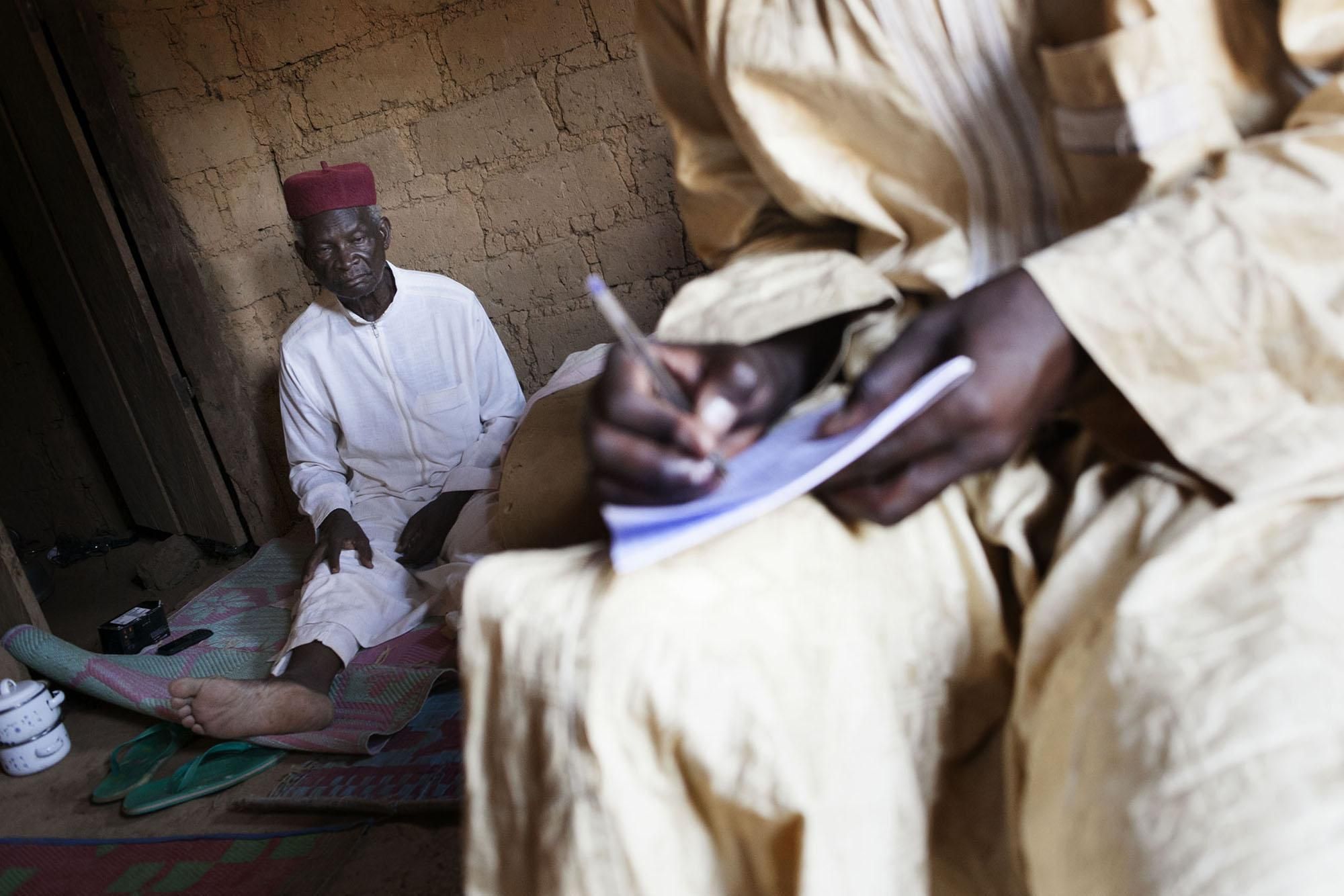 La asociación AMCGB registra a los nuevos refugiados llegados a los barrios de Garoua Boulai para encargarse de la distribución de comida que ha mandado una organización humanitaria desde Yaundé, capital de Camerún./ Albert Masias