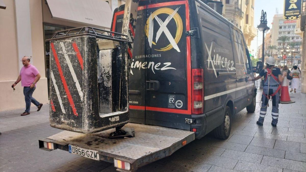 Operarios de Ximénez Group trabajan ya para instalar el cableado del alumbrado de Navidad.