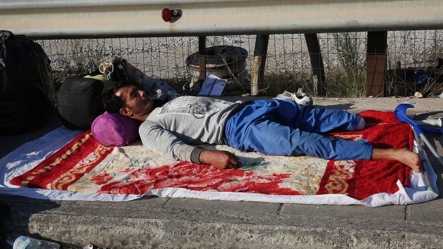 Las más de 12.000 personas que habitaban el devastado campo de refugiados de Moria, en la isla griega de Lesbos, han pasado su tercera noche a la intemperie, durmiendo sobre mantas, cartones o, en el mejor de los casos, en pequeñas tiendas de campaña puestas a salvo de las llamas.EFE/EPA/ORESTIS PANAGIOTOU