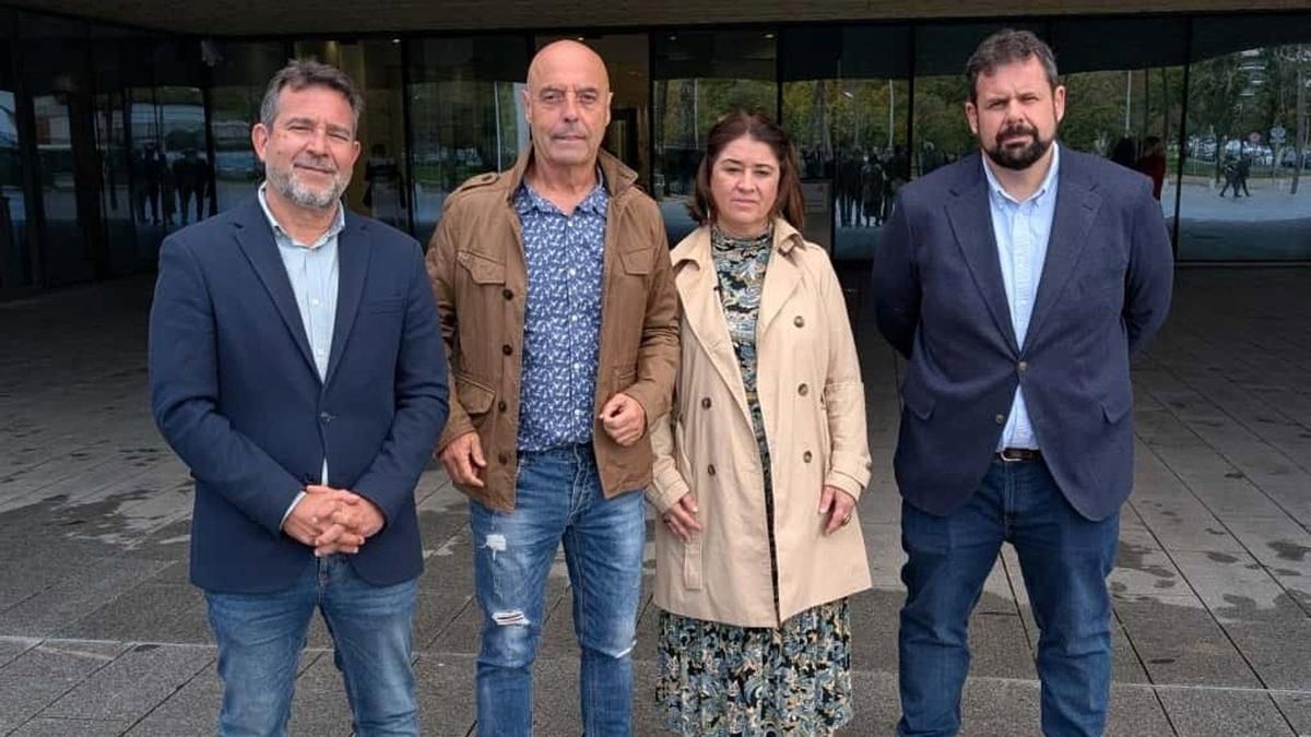 Representantes del PSOE y Hacemos Córdoba en el Ayuntamiento de la capital ante la Ciudad de la Justicia.